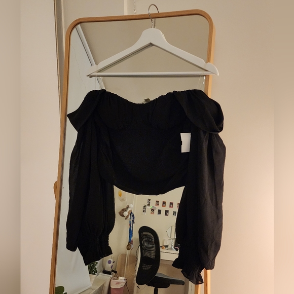 Black Chiffon Flowly Off the Shoulder Cropped Top - Picture 4 of 4